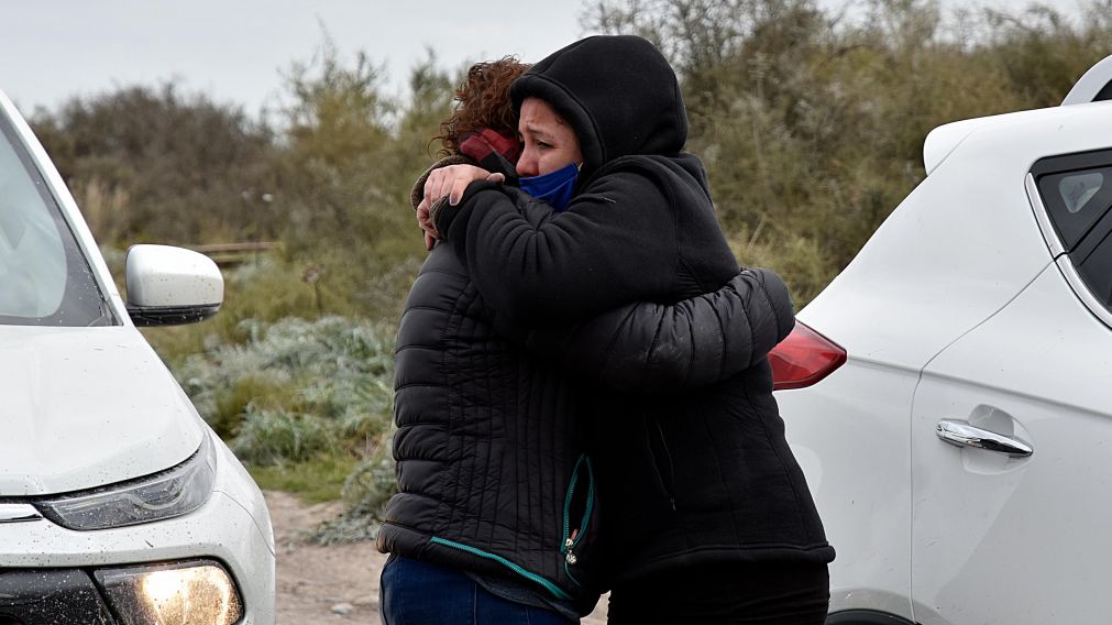 Cristina Castro fue a reconocer el cuerpo de su hijo y encontró una zapatilla. (Télam)