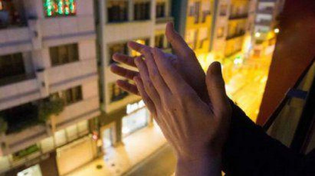 La iniciativa comenzará a las 21 para homenajear a médicos y enfermeros por su trabajo.