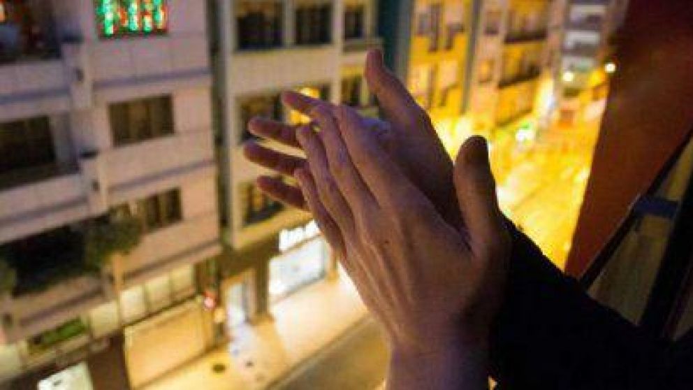 La iniciativa comenzará a las 21 para homenajear a médicos y enfermeros por su trabajo.