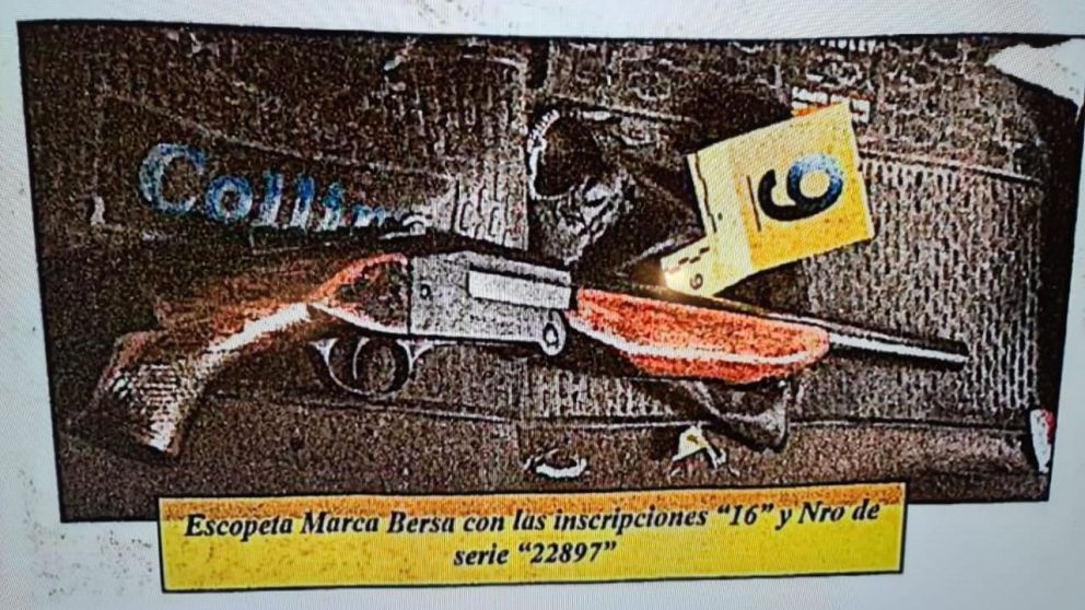 Una de las armas que fueron secuestradas donde ocurrió el tiroteo, en el barrio de Nueva Pompeya.
