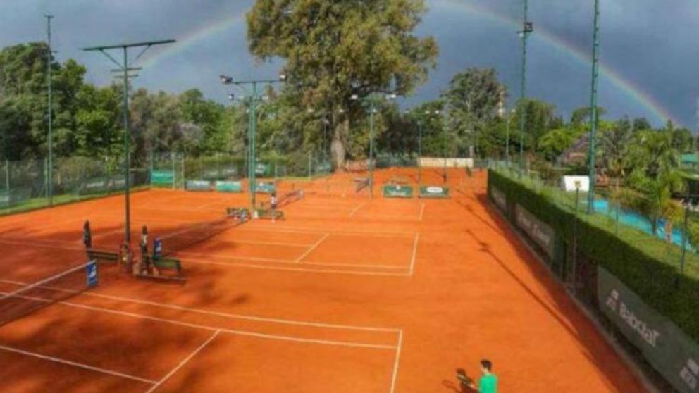 Los amantes del tenis, felices: pueden volver a prácticar su deporte.