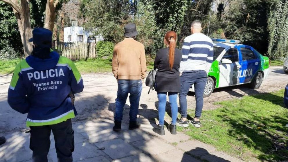 El momento en que la policía irrumpe y da por finalizada la fiesta clandestina.