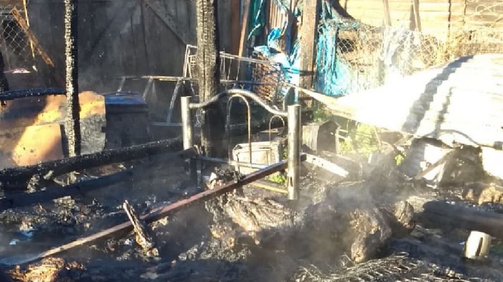 La casilla en la que se encontraban las víctimas quedó destruida por el accionar del fuego.