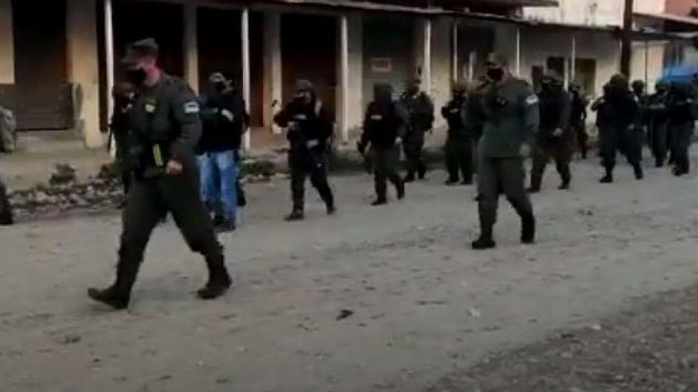Efectivos de Gendarmería se desplegaron hacia la frontera con Bolivia (Captura de video).