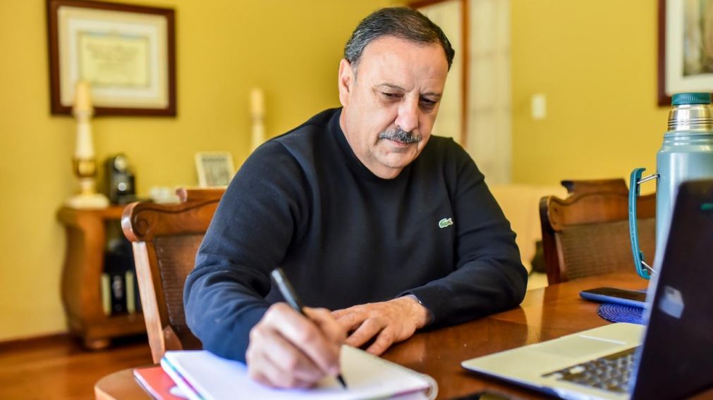 El gobernador de La Rioja, Ricardo Quintela, anunci� su decisi�n de volver a Fase 1.