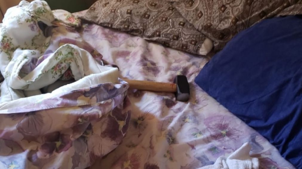 Esta es la maza que el sexagenario utilizó para matar a golpes a su pareja, en la localidad de Virreyes.