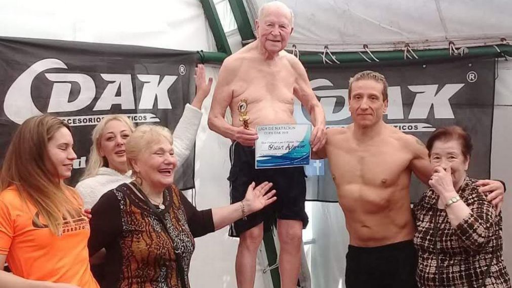 Oscar Alonso, cuando gan� el trofeo en la Liga de Nataci�n Copa DAK, junto a sus compa�eros de Aquagym. 