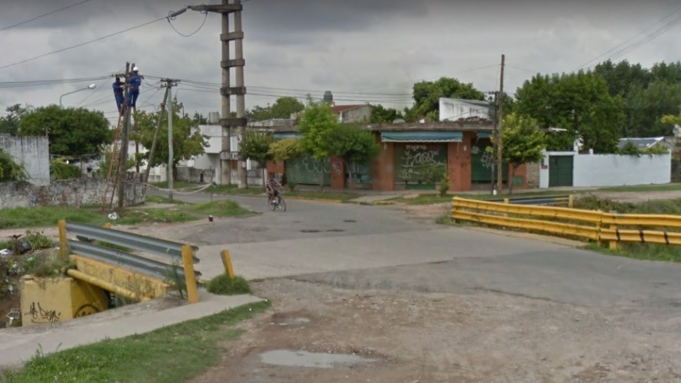 Julio César Cabrera, de 38 años, fue baleado en cercanías de este puente, en Merlo.