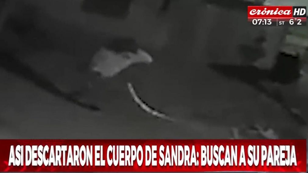 El sospechoso, con el bulto en los hombros, a metros donde arrojó el cuerpo (Crónica HD).