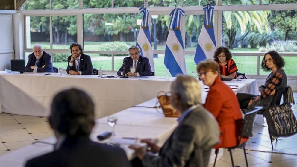 Alberto Fernández y el comité de expertos, en una de las reuniones previas realizadas en Olivos (Télam/(Archivo).