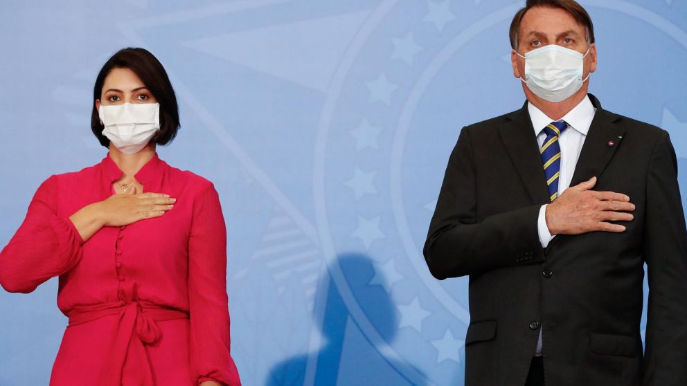El presidente de Brasil, Jair Bolsonaro, junto a su esposa.