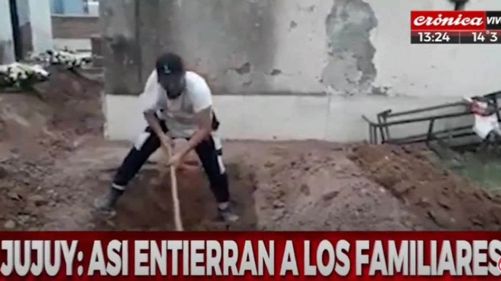 Así una persona entierra a un familiar fallecido en Jujuy. (Captura video)
