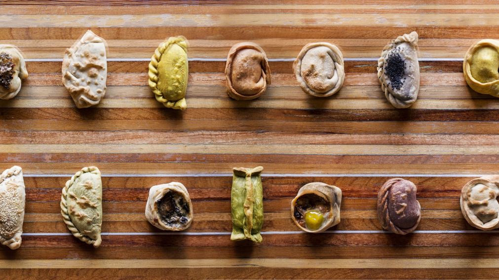 La propuesta gastronómica incluye carnes a cocción lenta, masas con colorantes naturales, y repulgues hechos a mano.
