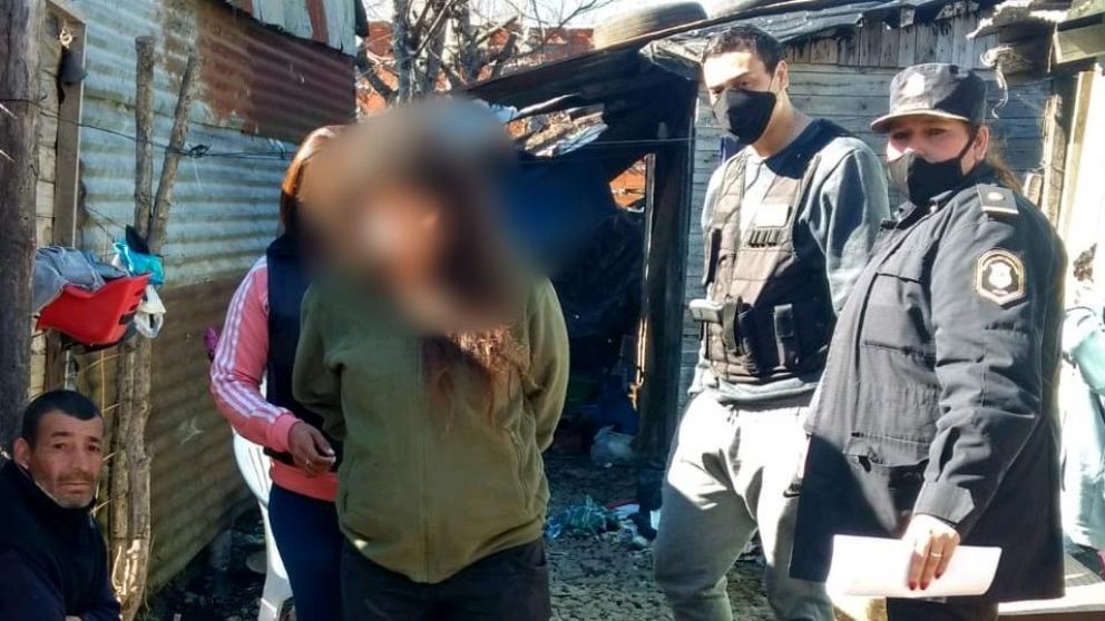 Pamela V. detenida por quemar a su hija de 9 años. Su marido quedó apresado por violar a los menores.