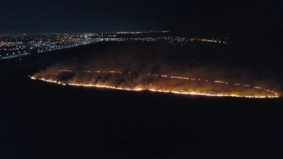 En el lugar trabajan varias dotaciones de bomberos (Captura de video).