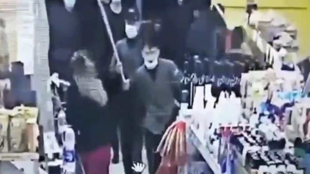 El ataque quedó registrado por cámaras de seguridad (Captura).