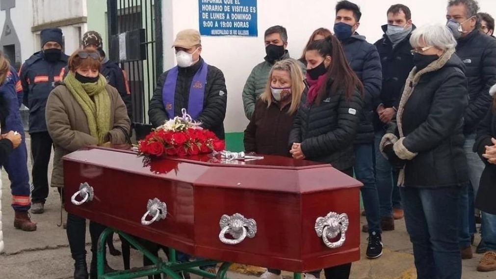 Amigos y familia de Fabián Gutiérrez despidiendo el cuerpo en el ingreso al cementerio.