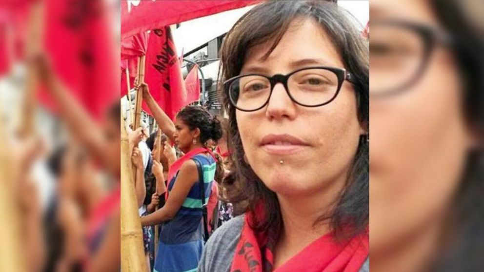La muchacha durante la protesta de la polémica.
