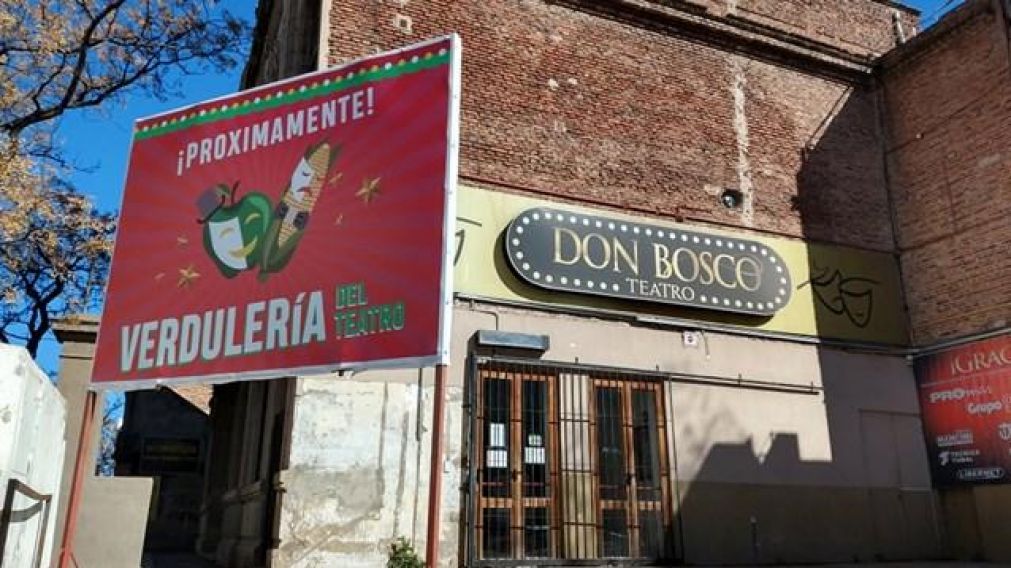 El polémico cartel que puso el encargado del teatro Don Bosco de Bahía Blanca. (Gentileza: La Brújula 24)