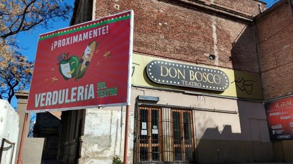 El polémico cartel que puso el encargado del teatro Don Bosco de Bahía Blanca. (Gentileza: La Brújula 24)