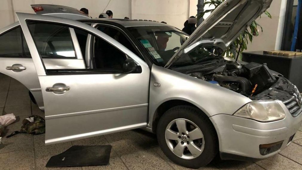 El auto con doble fondo, donde escondieron los más de 10 kilos de droga (Policía de la Ciudad).