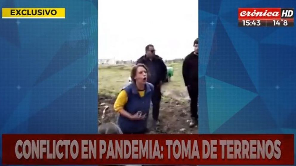 Dueña de terreno a usurpadores: "Al que cruza la línea lo sacudo". (Captura video)