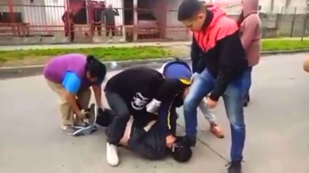El hombre ingresó a robar a un almacén y los vecinos lo golpearon hasta sangrar.