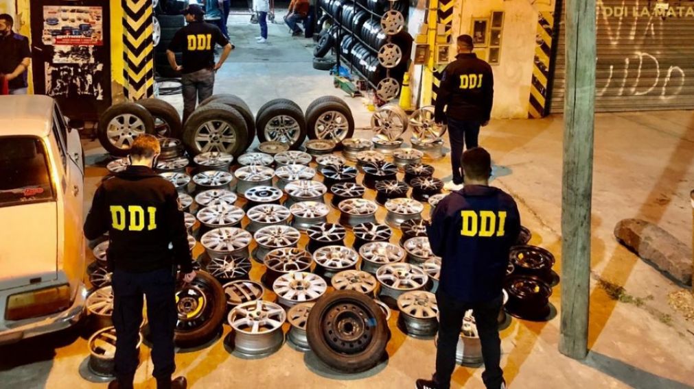 Parte de los objetos que fueron encontrados en el allanamiento que se efectuó en Rafael Castillo.