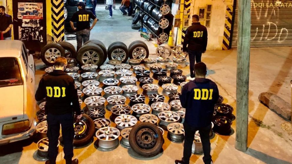 Parte de los objetos que fueron encontrados en el allanamiento que se efectuó en Rafael Castillo.