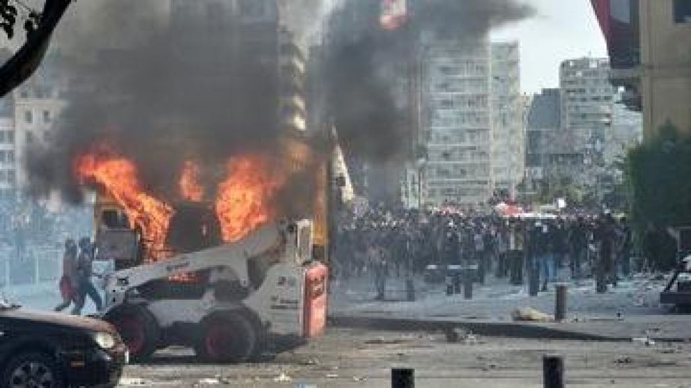 Tras la explosión y el caos en Beirut, primer ministro de Líbano propuso elecciones anticipadas.