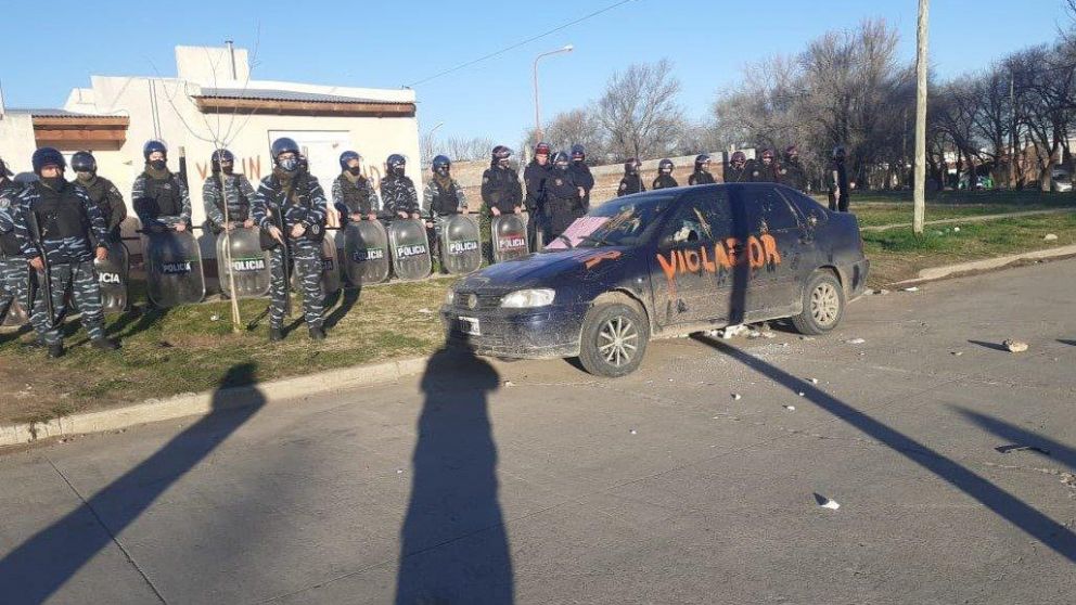 La Policía evitó que los vecinos de Bahía Blanca lincharan al presunto abusador (Twitter).
