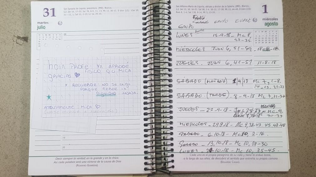 Este es uno de los cuadernos que fue incautado por los pesquisas en poder del catequista de 65 años.