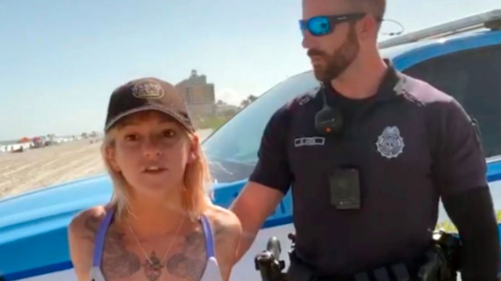 Detienen a acróbata por usar bikini "reveladora" en una playa.