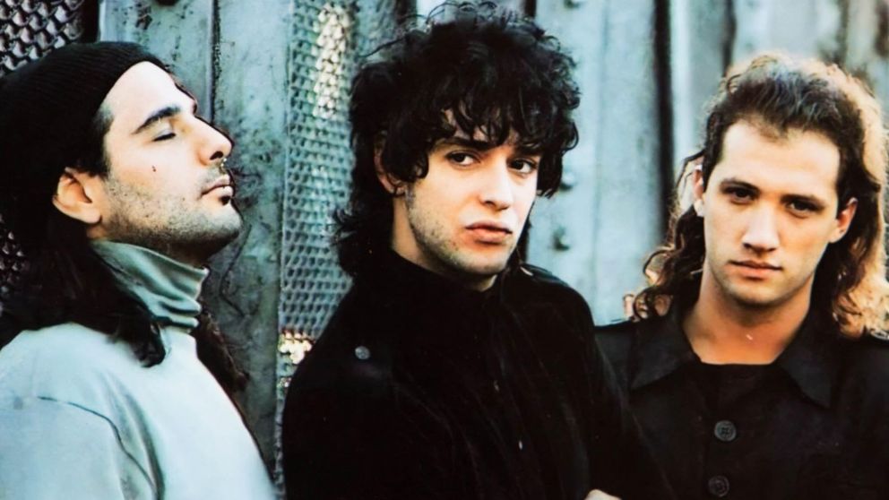 Zeta Bosio, Gustavo Cerati y Charly Alberti, en la foto que aparece en Canción animal, el disco de Soda Stereo que hoy cumple 30 años.