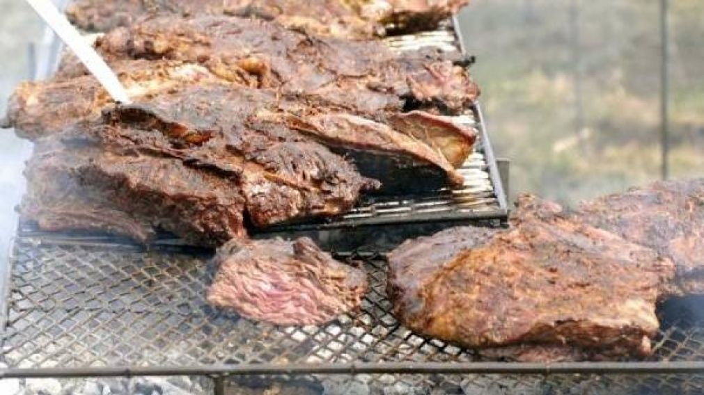 El empleado p�blico de 52 a�os fue de asado en asado y as� provoc� el masivo contagio. 