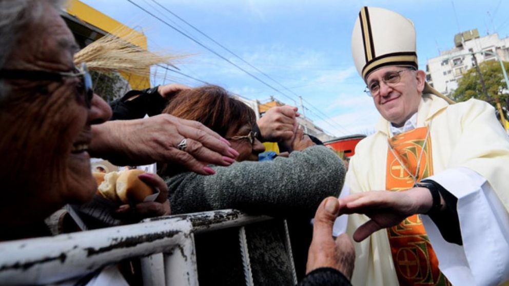 Bergoglio, junto a los fieles en San Cayetano en 2011.