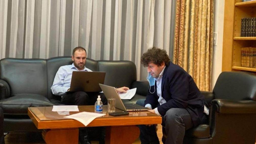 Sergio Chodos y Martín Guzmán, en la madrugada en la que se cerraba el acuerdo con los acreedores (Gentileza Ministerio de Economía).