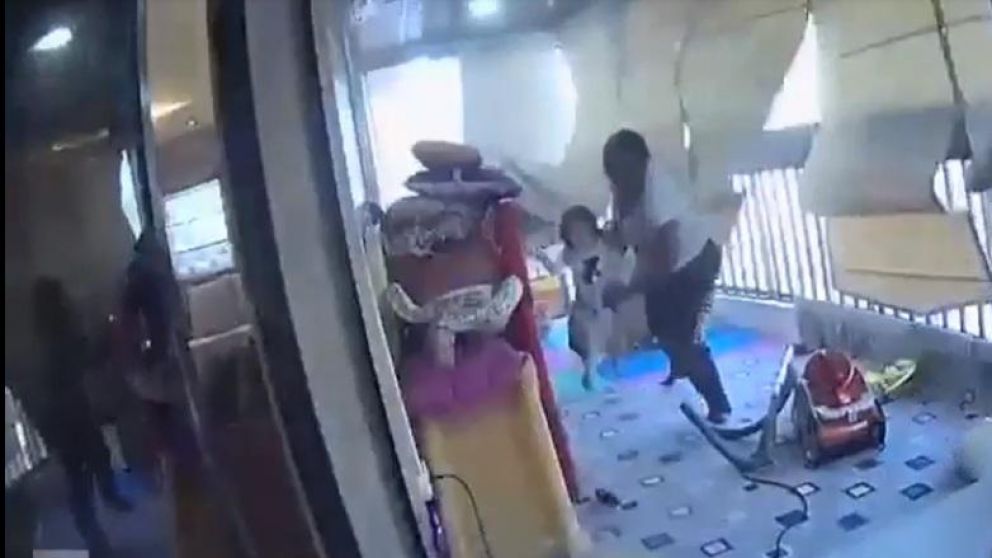 El instante en que una familia "vuela" por la onda expansiva del estallido en Beirut. (Captura de video)