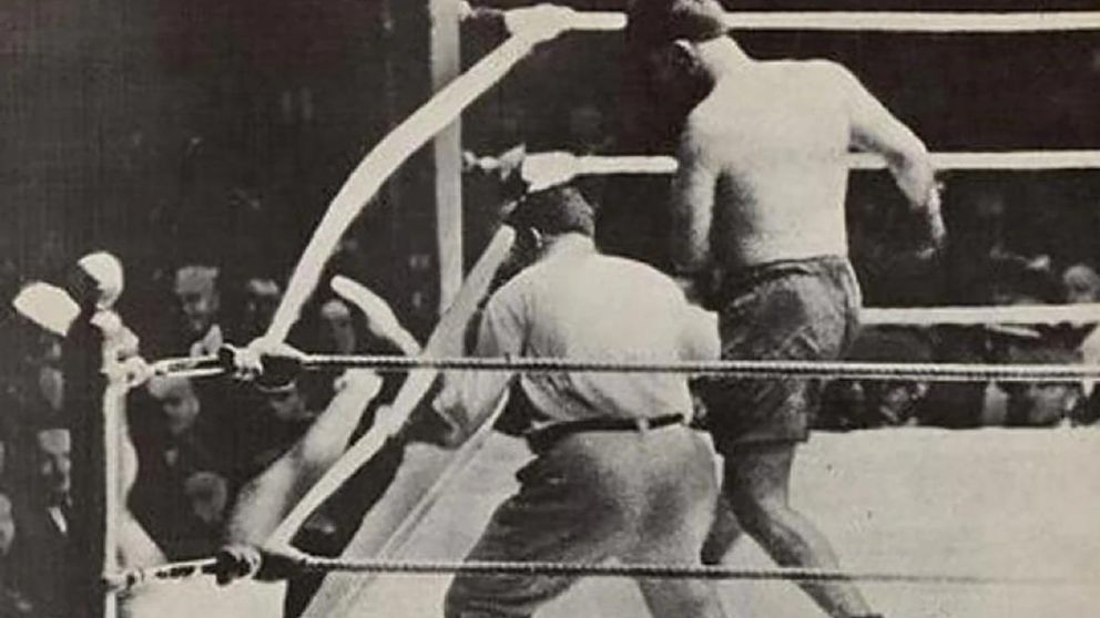 Luis Firpo sacó del ring a Jack Dempsey pero "perdió" la pelea.