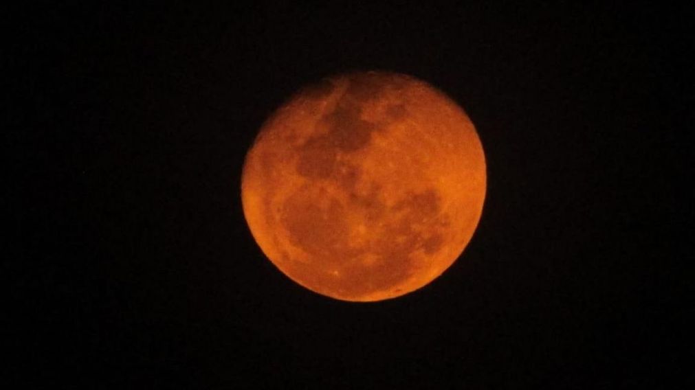 Postales de una Luna teñida de rojo.