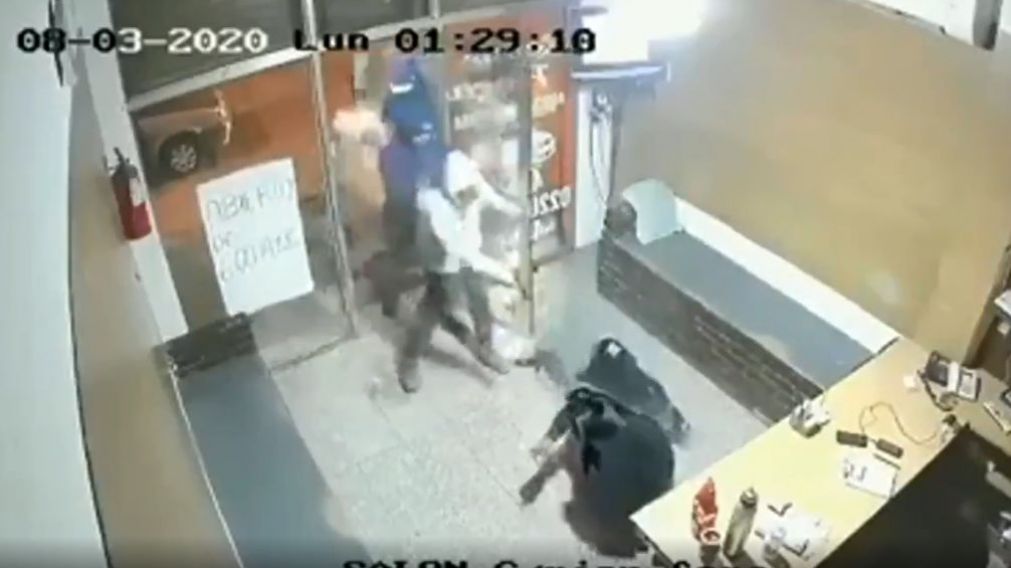 "Matalo": Escalofriante robo piraña en una remisería de Merlo quedó grabado por una cámara de seguridad.