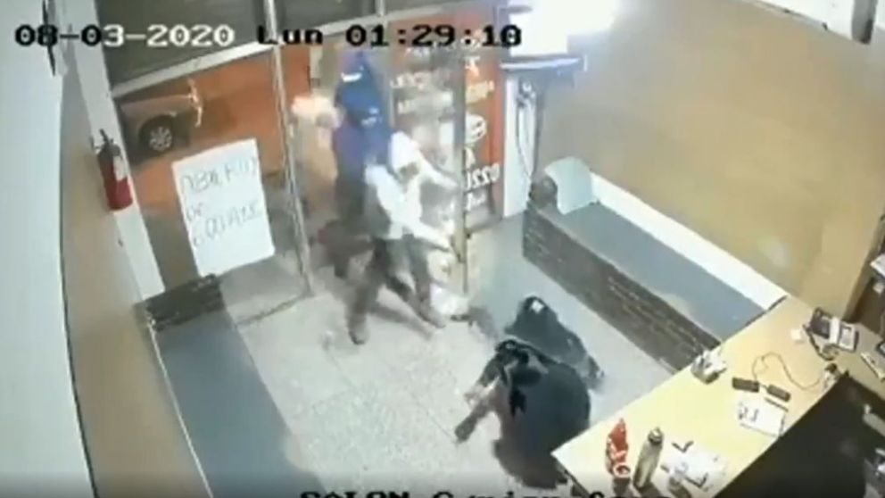 "Matalo": Escalofriante robo piraña en una remisería de Merlo quedó grabado por una cámara de seguridad.