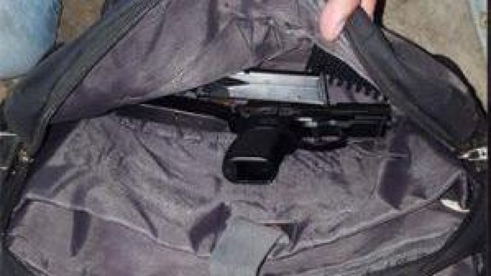 El secuestro del arma robada a un efectivo policial.