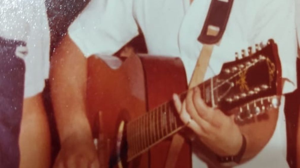 Pedro, con la guitarra que este jueves reclama su país.