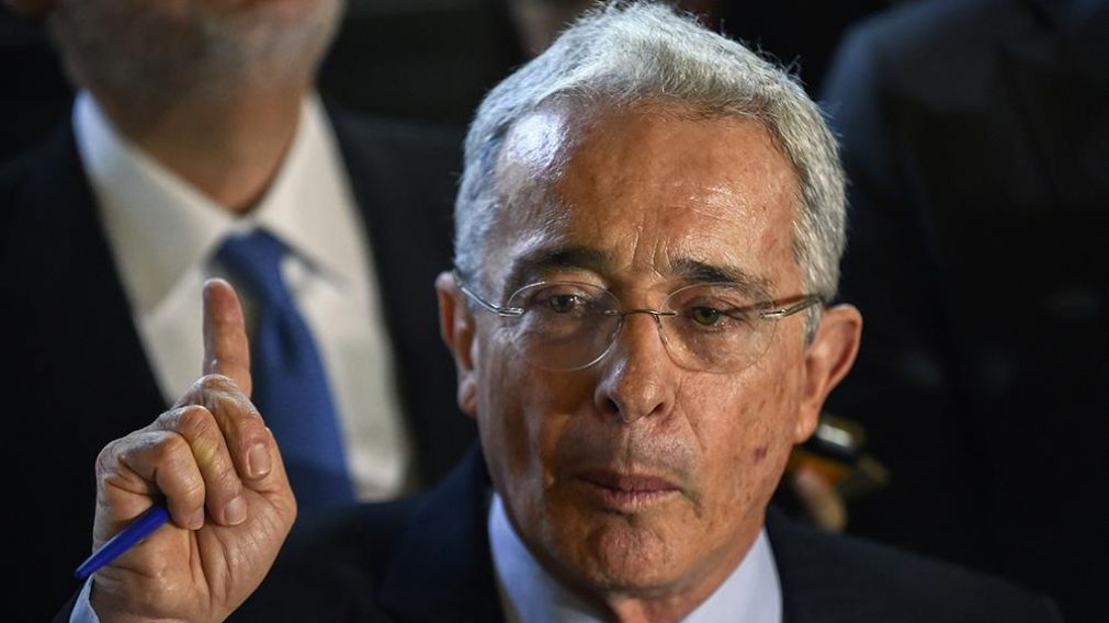 �lvaro Uribe atraviesa sus d�as m�s dif�ciles.