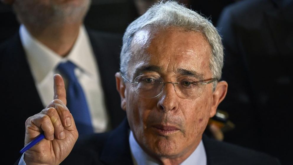 Álvaro Uribe atraviesa sus días más difíciles.