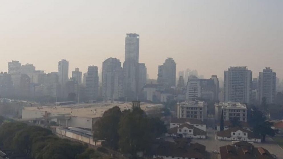Así se veía el humo este miércoles por la mañana en la Ciudad de Buenos Aires.