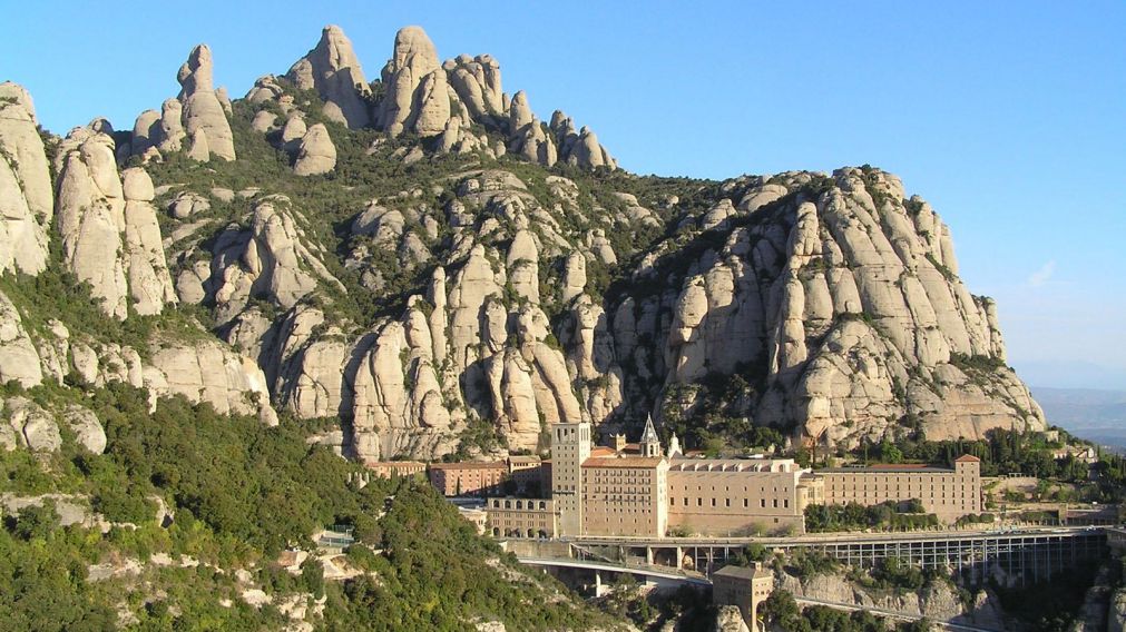 Extrañas apariciones suceden con frecuencia en el macizo de Montserrat, España.