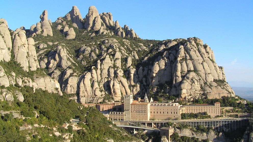 Extrañas apariciones suceden con frecuencia en el macizo de Montserrat, España.