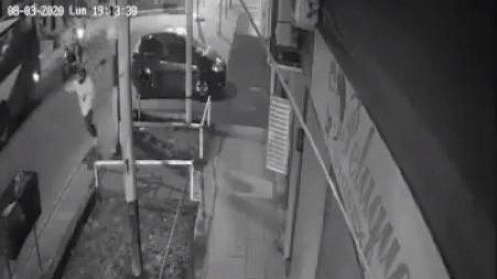 Los delincuentes escaparon con las motos y la víctima huyó herida en Quilmes (Captura de video)